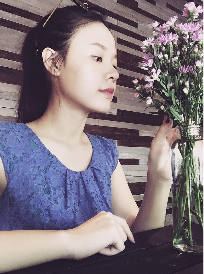 Vốn sở hữu làn da đẹp, vóc dáng thanh mảnh cũng như gương mặt thanh tú, không cần quá cầu kì trong việc trang điểm hay chọn thiết kế, chỉ những trang phục đơn giản như váy liền thân, chân váy, quần short, áo sơ mi, áo phông...Midu cũng thật cuốn hút mỗi khi xuất hiện.