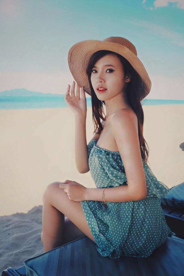 Không lạm dụng son phấn, đời thường Midu thường  trang điểm rất nhẹ nhàng, tự nhiên.