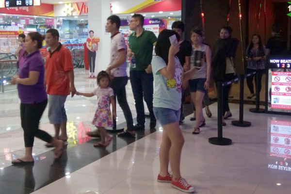 Rap BHD cho tre con vao rap xem phim nguoi lon hinh anh