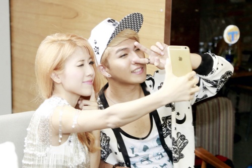 Trang Phap dua nghich cung hot boy Han Quoc hinh anh