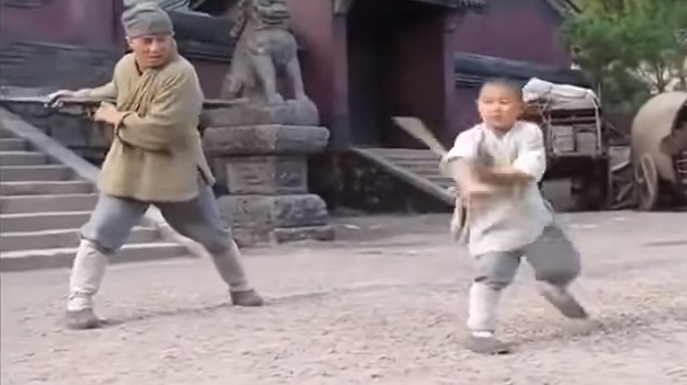 Mot cau be day Thieu Lam cho Thanh Long hinh anh