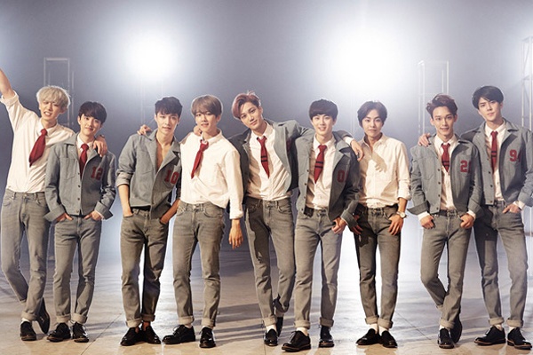 Fan EXO lang ma Tablo tren mang xa hoi hinh anh