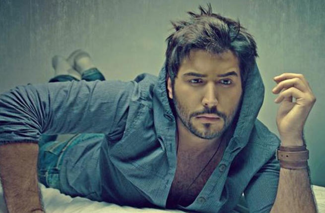 Sao A Rap Saudi bi bat vi chup anh cung fan nu hinh anh