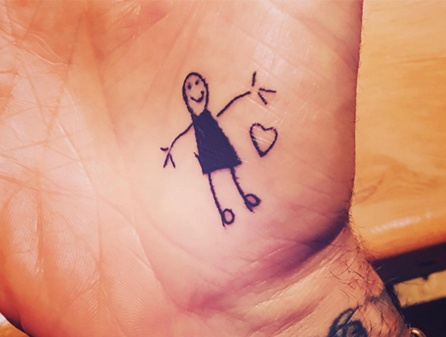David Beckham xam hinh ve cua con tren tay hinh anh