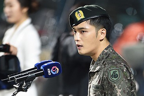 Jae Joong bi chi trich dung dong ho dat tien trong quan ngu hinh anh