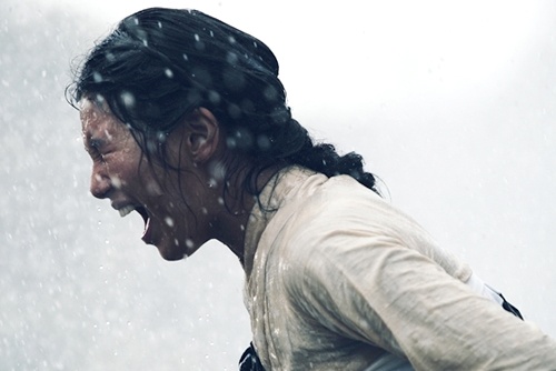 Suzy dam mua 10 tieng quay phim hinh anh