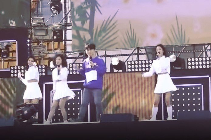 Nguoi quan ly trinh dien cung A Pink hinh anh