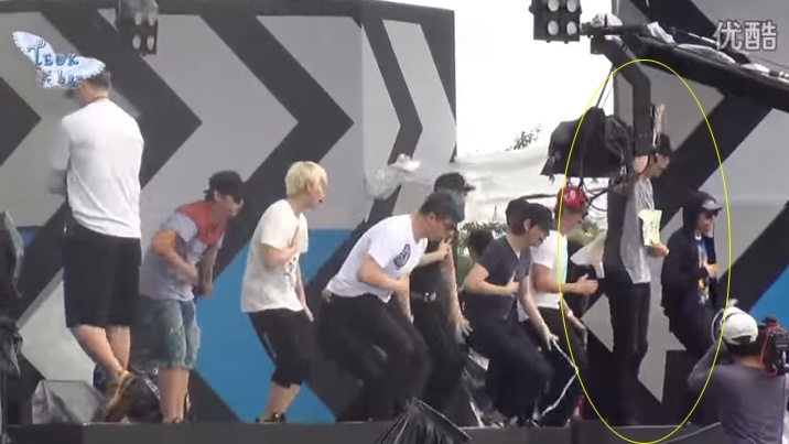 Nguoi quan ly nhay cung Super Junior tren san khau hinh anh