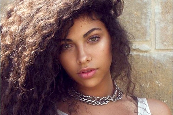 Nhom nhac than tuong Kpop co thanh vien da mau dau tien hinh anh