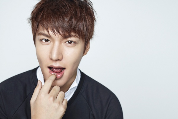 Lee Min Ho ban dau gia quan ao hinh anh