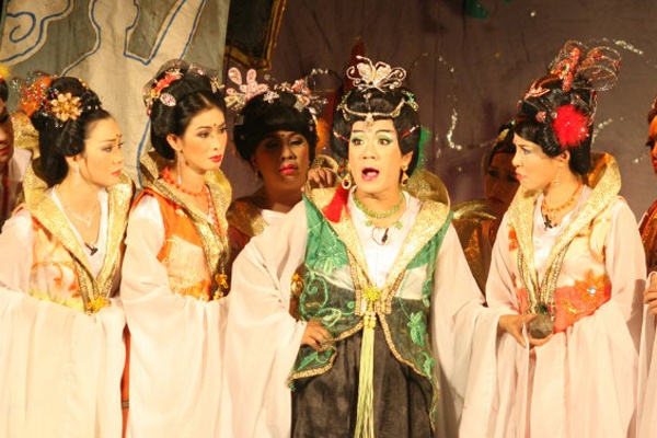 San khau TP HCM can ​loai bo su nghiep du nhech nhac hinh anh