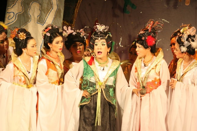 Vở 12 bà mụ - một trong những vở diễn “hot” của sân khấu IDECAF, đã “trụ sàn diễn” hơn 10 năm nay nhưng không thường có suất diễn vì phải quy tụ hết diễn viên của IDECAF, 18 người đóng 45 vai - Ảnh: Gia Tiến