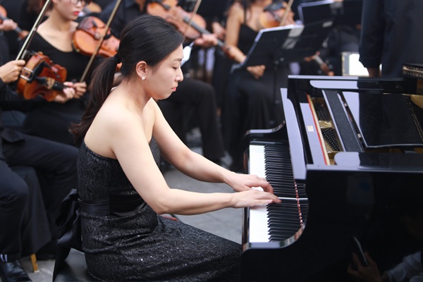 Tre ngoi ve tren pho Ha Noi trong tieng duong cam hinh anh