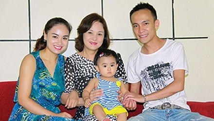 NSND Hoàng Vúc bên con cháu.