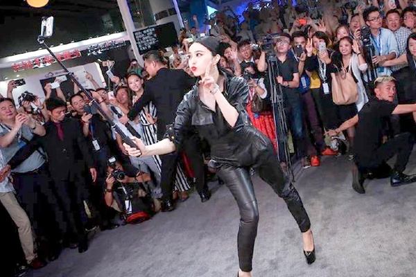 Pham Bang Bang va dang dung selfie ky cuc hinh anh