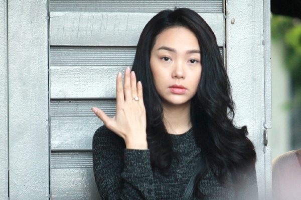 Minh Hang dien nhieu canh man nong trong phim moi hinh anh