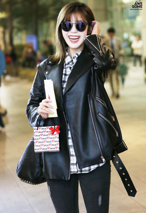 Hyosung (Secret) xuống phố với street style nữ tính pha chút bụi bặm vô cùng hút mắt.