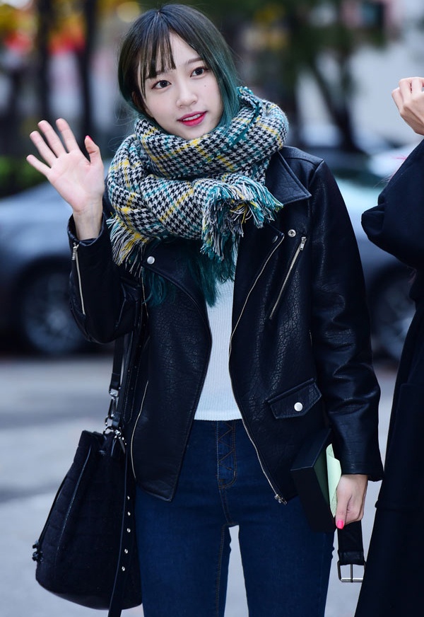 Hani (EXID) hoàn thiện set đồ đơn giản với chiếc áo khoác da chất lừ và không quên giữ ấm cổ bằng khăn quàng sọc cổ điển.