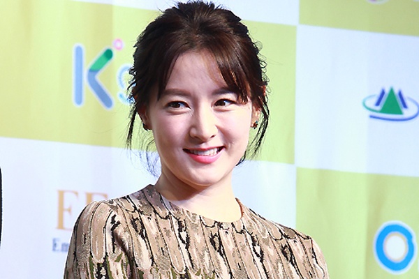 Lee Young Ae lo ve gia nua ben canh Song Seung Hun hinh anh