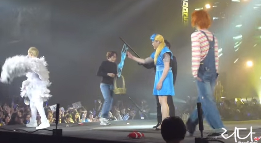 Super Junior nghich voi noi y fan nem len san khau hinh anh