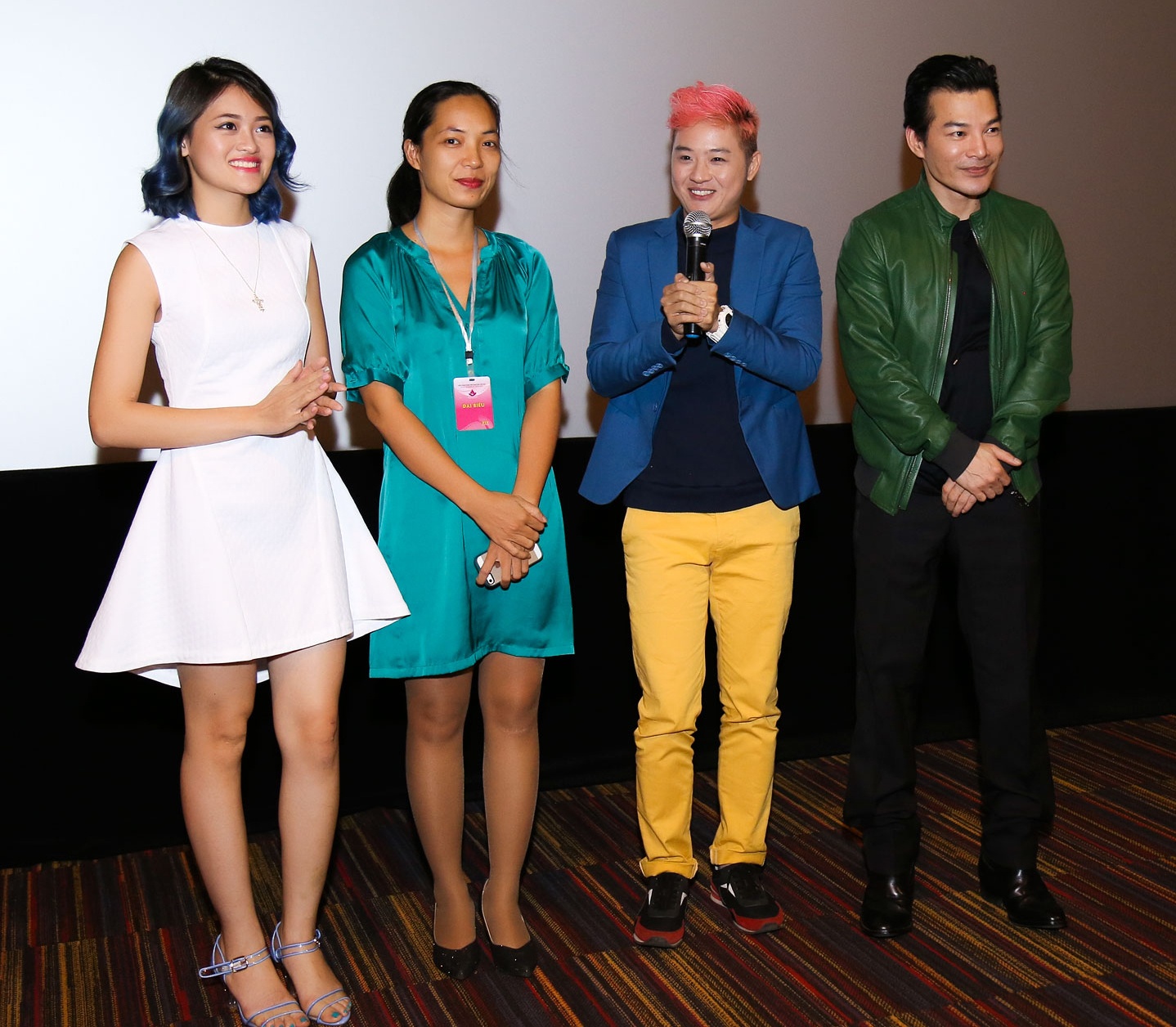 Sáng 1/12, đoàn phim Đập cánh giữa không trung có buổi giao lưu với khán giả TP HCM trong khuôn khổ Liên hoan phim Việt Nam lần thứ 19, với sự tham gia của nữ đạo diễn Nguyễn Hoàng Điệp, Trần Bảo Sơn, nữ diễn viên chính Thùy Anh, và Thanh Duy.