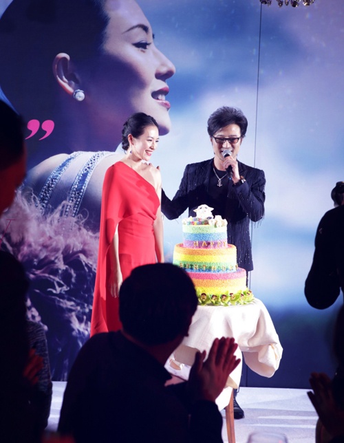 2015 cũng là một năm vui với Chương Tử Di khi cuộc tình nhiều thị phi của cô với rocker Uông Phong cũng có được thành quả. Ngày 7/2, trong tiệc sinh nhật tuổi 36 của Chương Tử Di, Uông Phong đã khiến người tình khóc nghẹn khi bất ngờ quỳ gối cầu hôn. Giữa tháng 8, Chương Tử Di đã tạm ngưng mọi hoạt động để sang Mỹ chờ sinh - dự kiến vào khoảng đầu tháng 12. Truyền thông Trung Quốc khẳng định cặp đôi đã bí mật đăng ký kết hôn vào ngày 29/3 tại Hong Kong.