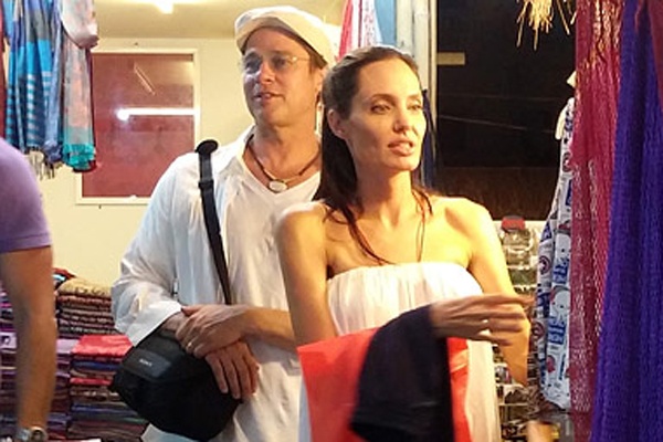 Angelina Jolie - Brad Pitt di cho troi o Campuchia hinh anh