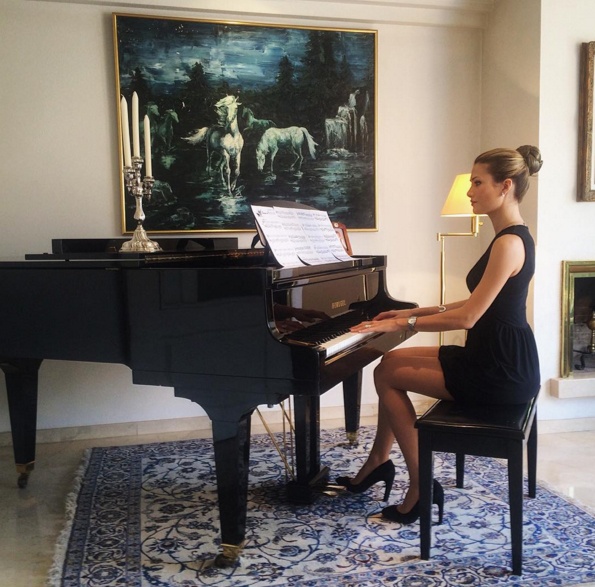 Mireira có thể chơi piano. Thời gian rảnh, cô thích chạy bộ, đọc sách và đi trượt tuyết vào mùa đông.