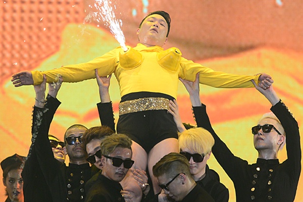 Psy gay choang voi man ban phao sang bang nguc gia hinh anh