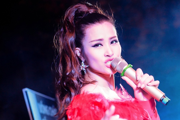 Dong Nhi bieu dien tren duong pho hinh anh