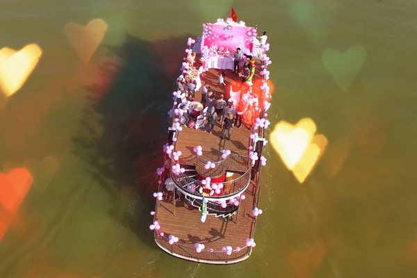 Be Suti don sinh nhat tung bung tren thuyen hinh anh