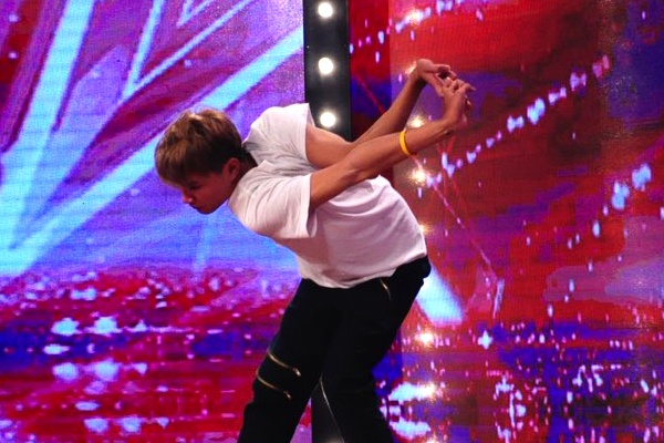 Thi sinh be xuong khien giam khao Got Talent ngo ngang hinh anh