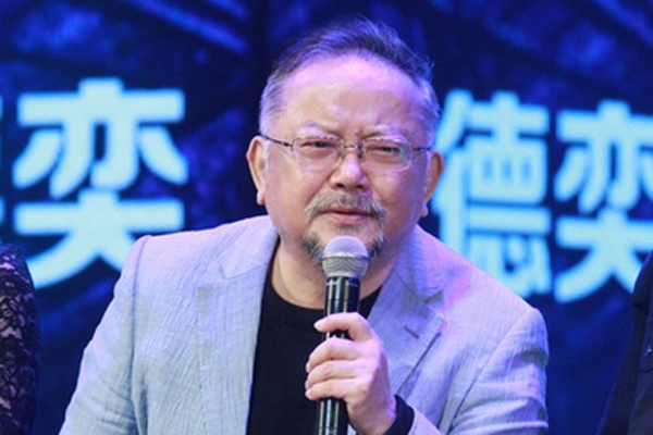 'Hoa Than' Vuong Cuong xuat hien voi rau toc bac pho hinh anh