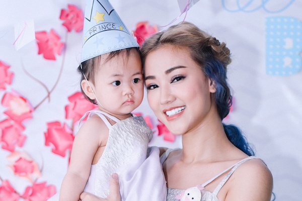 Maya mo tiec am cung mung con gai mot tuoi hinh anh