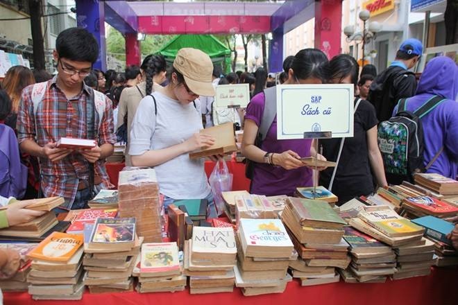 Ha Noi lan dau co pho sach Xuan hinh anh