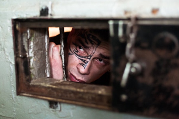 Tu nhan o at viet sach  de giam an tu hinh anh