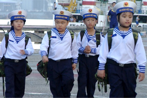 Cac cap bo con cua Bo oi, minh di dau the lam linh thuy hinh anh