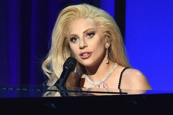 Lady Gaga se hat tuong nho David Bowie tren san khau Grammy hinh anh