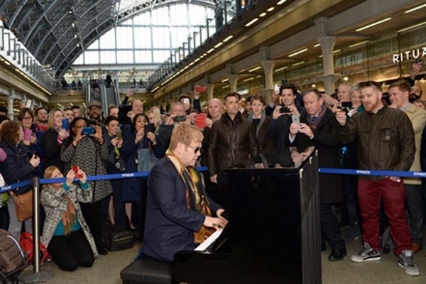 Elton John choi dan o ga xe lua hinh anh