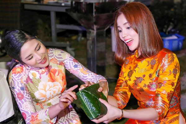 Hoa hau Ky Duyen - Ngoc Han ron rang goi banh chung hinh anh