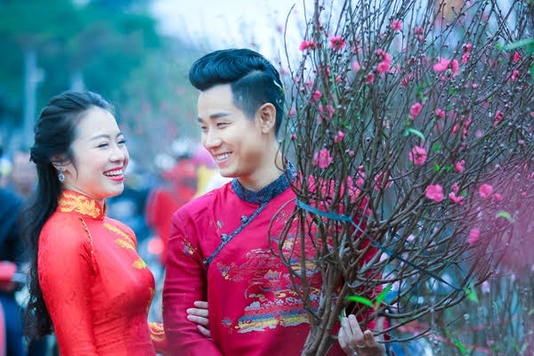 Nguyen Khang dien ao dai di mua hoa o Ha Noi hinh anh