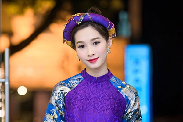 My nhan Viet lang xe xu huong vay ao gam tinh te hinh anh