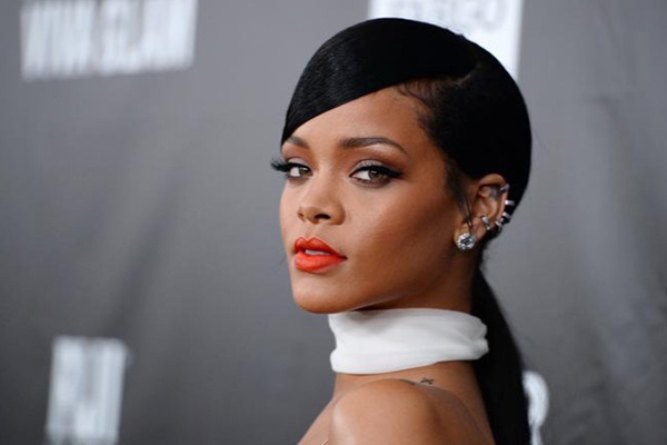 Sao duoc tra 75.000 bang Anh de du tuan le thoi trang hinh anh