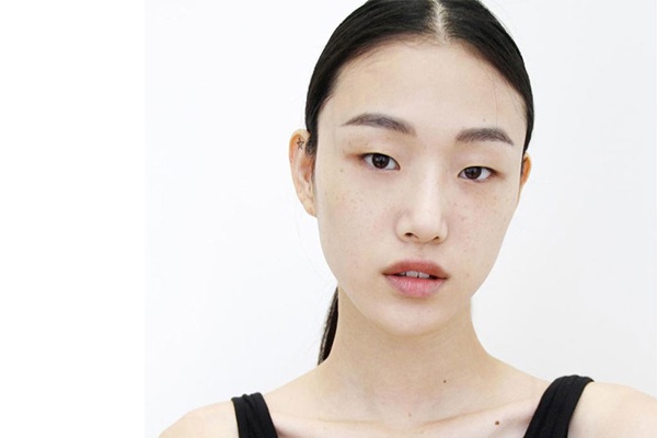 Nguoi mau chau A dat so nhat tuan le thoi trang New York hinh anh