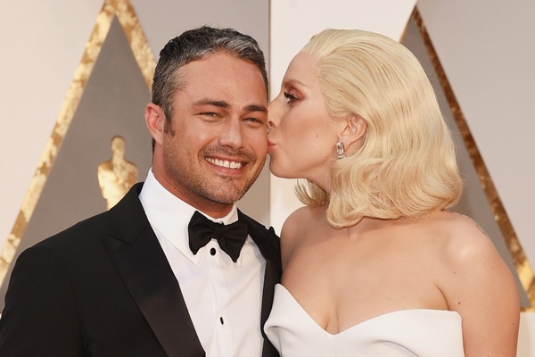 Khoanh khac ngot ngao cua cac cap doi tren tham do Oscar hinh anh