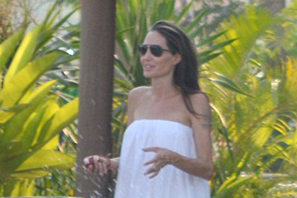 Angelina Jolie tre nai tren phim truong o Campuchia hinh anh
