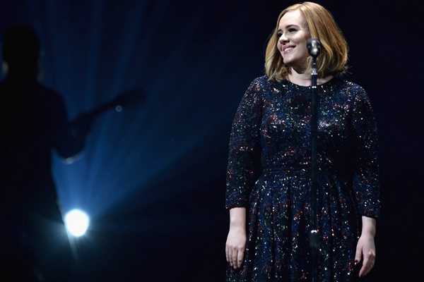Adele mac mot chiec vay duy nhat trong 105 live show hinh anh