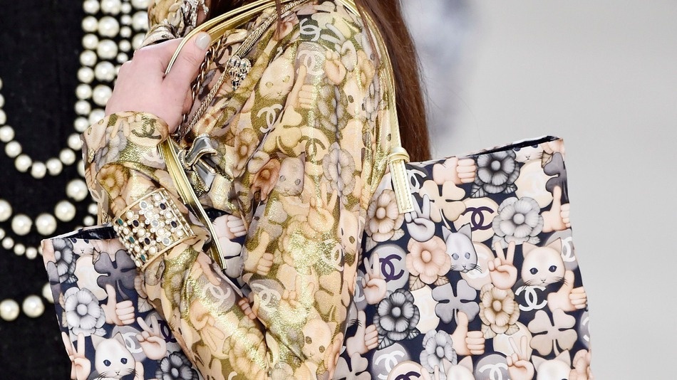 Chanel dua bieu tuong mang xa hoi vao thoi trang cao cap hinh anh