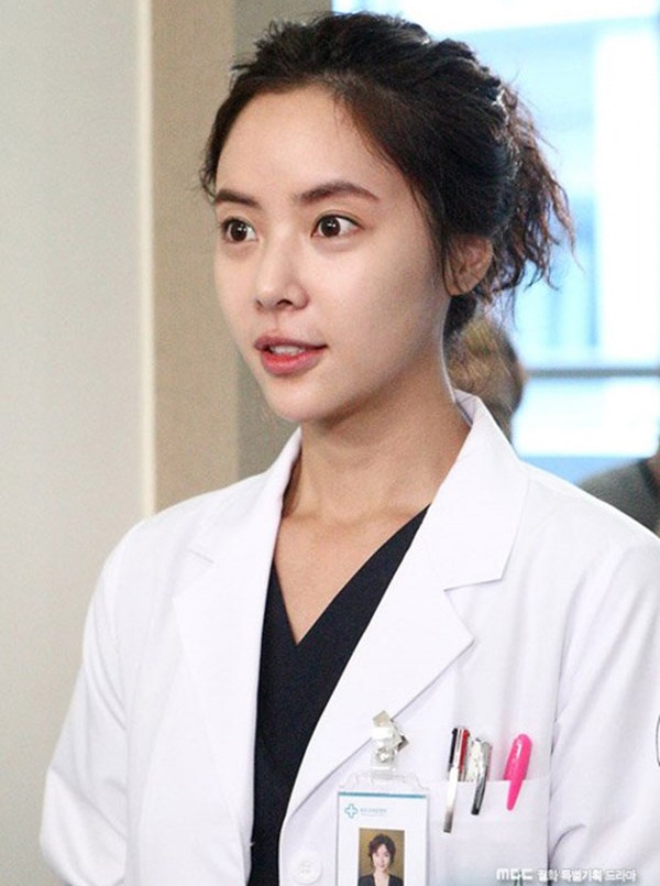 Hau due cua mat troi,  Hau due mat troi,  my nhan Han lam bac si tren man anh anh 5