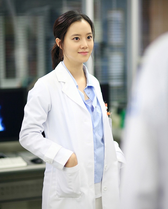 Hau due cua mat troi,  Hau due mat troi,  my nhan Han lam bac si tren man anh anh 4